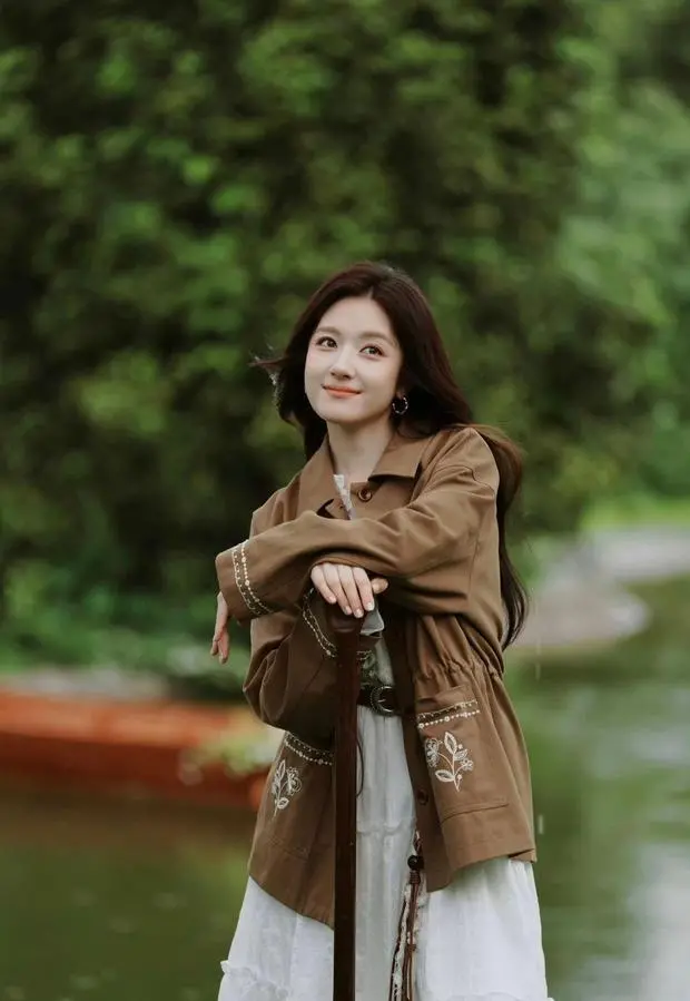 李兰迪清纯温婉。