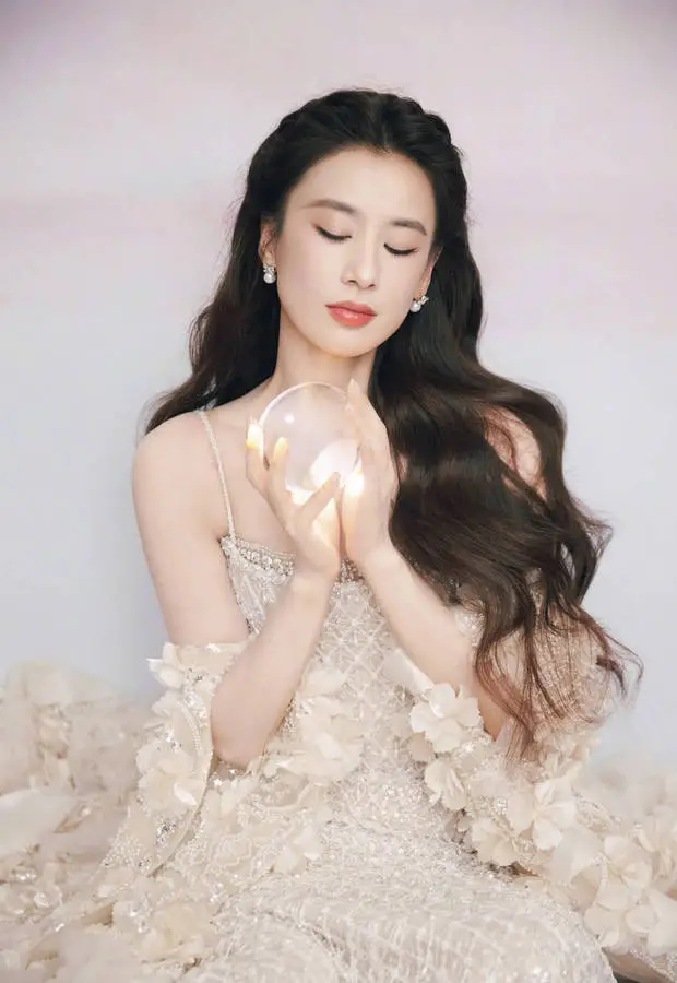 黄圣依花仙子既视感。