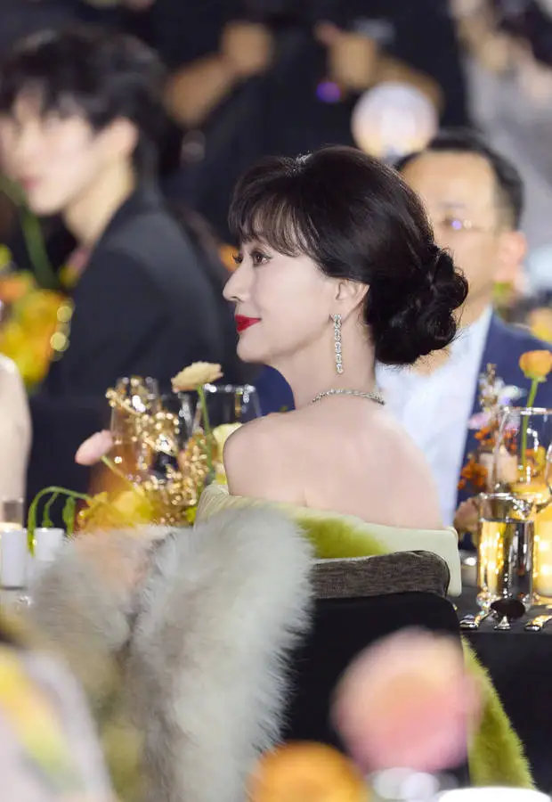 赵雅芝的皮肤白皙，红唇吸睛。