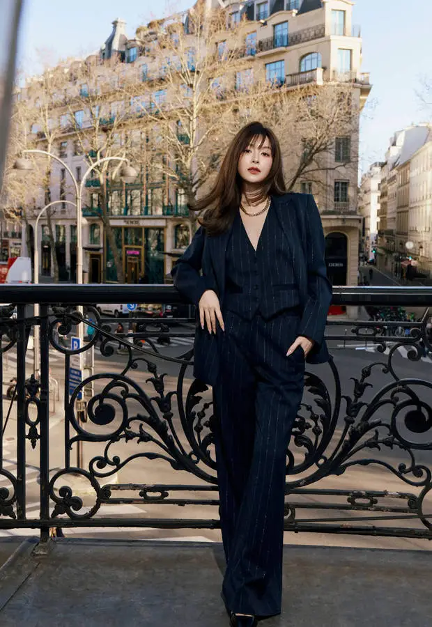 文咏珊扶栏而立，尽显大气。