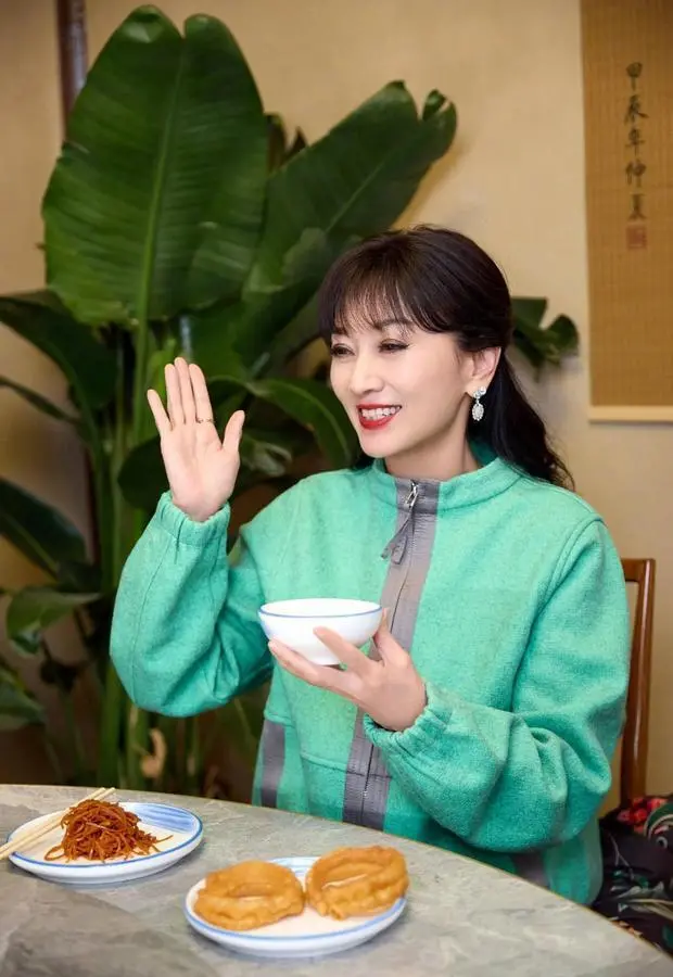 搜狐娱乐讯 29日，赵雅芝在社交平台上晒出一组生活美照，并配文称：&ldquo;老北京早餐三件套：豆汁儿+咸菜丝儿+焦圈儿。自己吃完还要看别人吃，给我忙的不行。&rdquo;