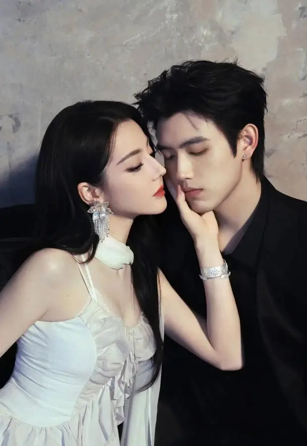 迪丽热巴陈飞宇目光温柔缱绻。