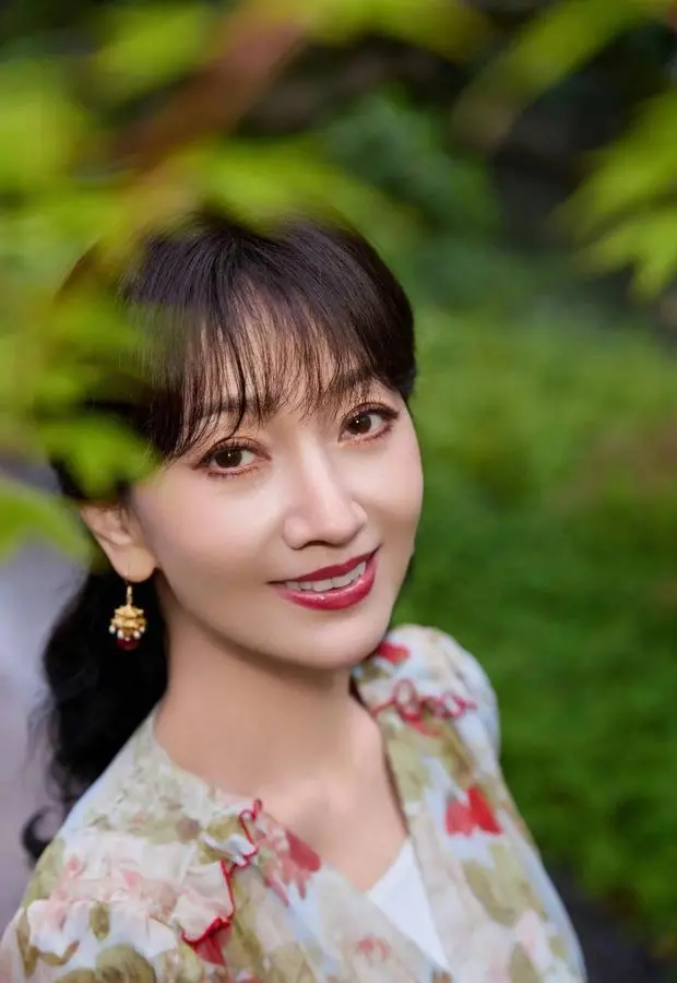 赵雅芝的五官精致，美貌养眼。