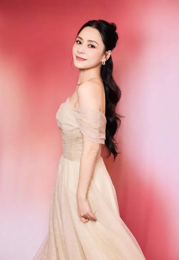 阿娇身姿曼妙，曲线迷人。