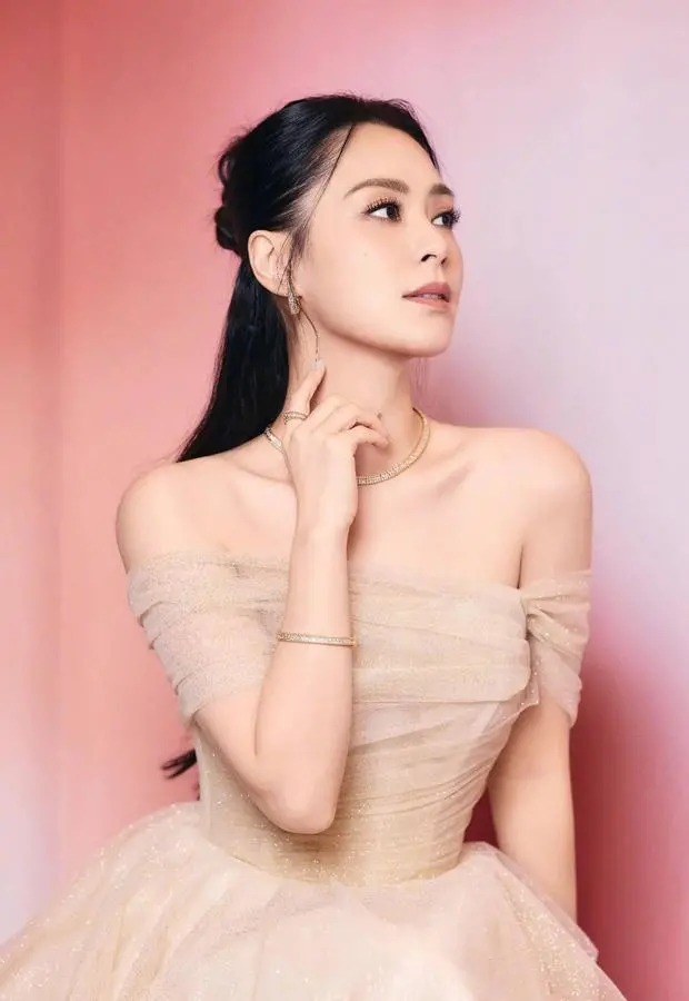 阿娇的肌肤白嫩光滑，保养有方。