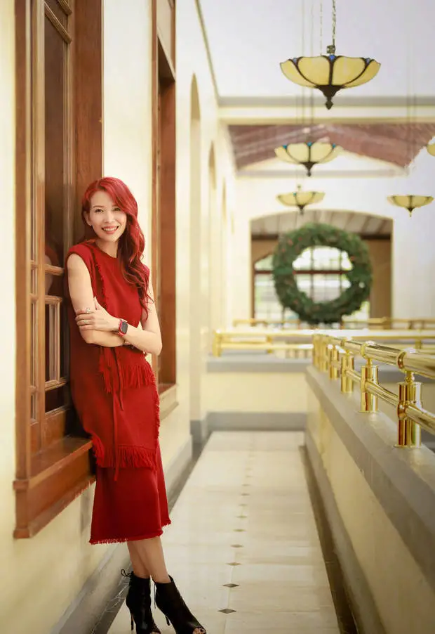 蔡少芬穿红裙状态超好。