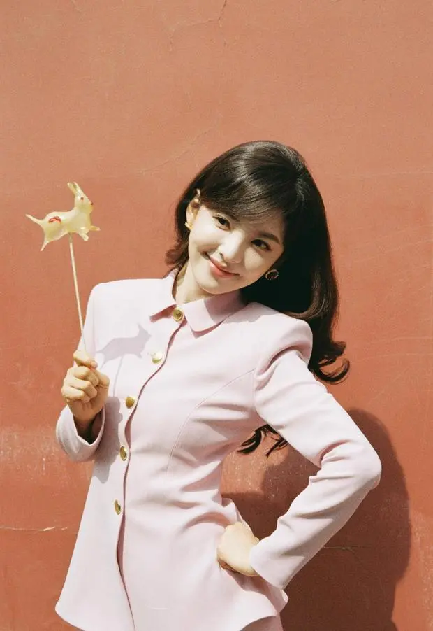 章若楠手持糖人。