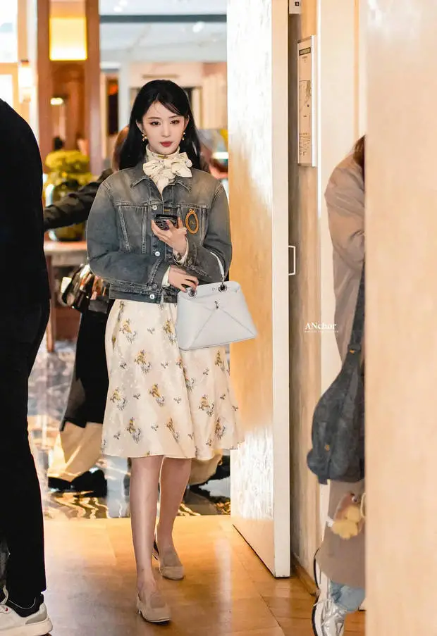 王楚然手持包包，温柔灵动。