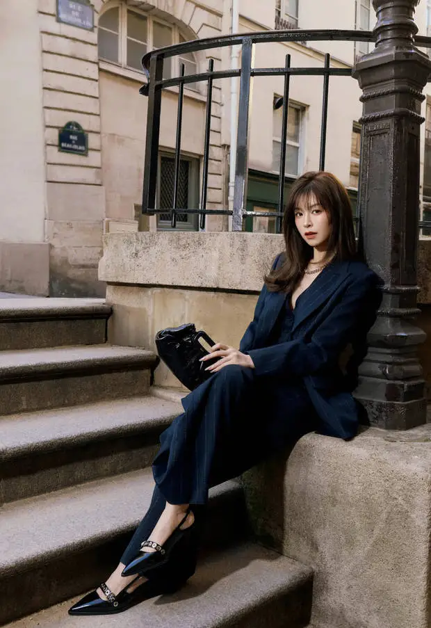 文咏珊坐台阶摆拍，条纹西装尽显精致。