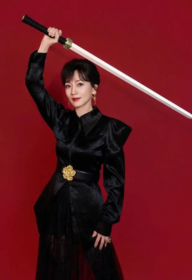 赵雅芝对镜舞剑。