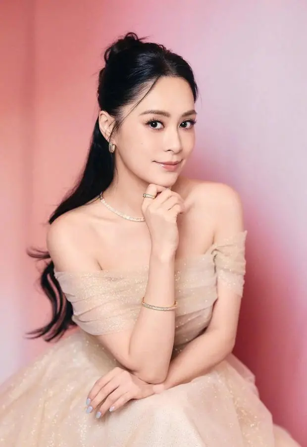 搜狐娱乐讯 26日，钟欣潼（阿娇）在社交平台上晒出一组春日限定美照，她穿着一袭抹胸纱裙大方秀丰腴身材，超养眼！