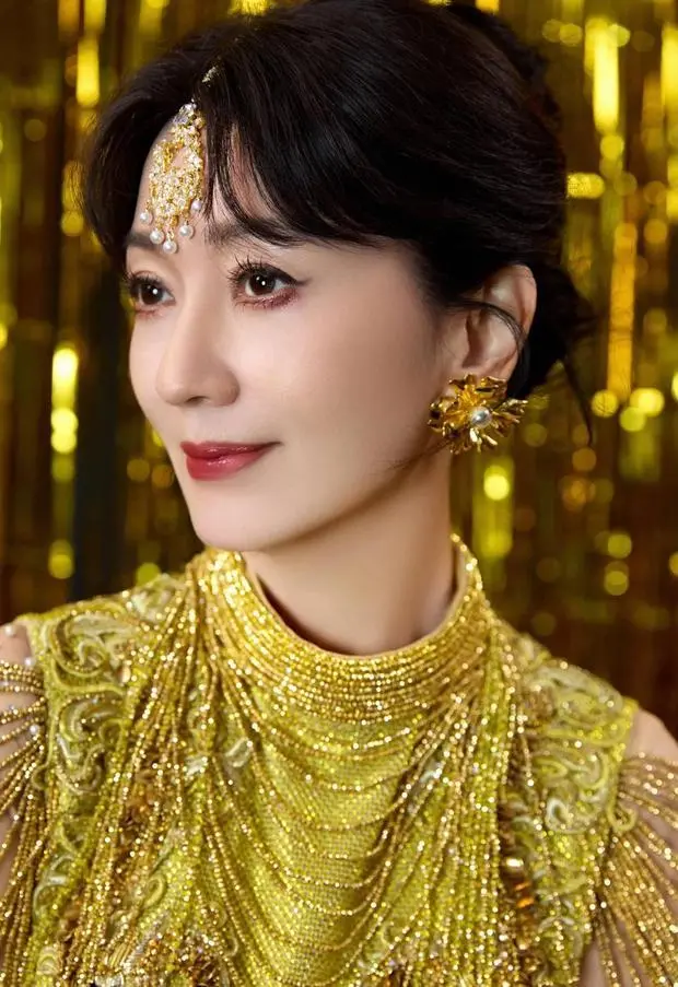 赵雅芝的肌肤白嫩光滑，不愧是&ldquo;冻龄女神&rdquo;！