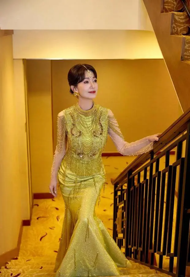 赵雅芝婀娜多姿，气质优雅迷人。