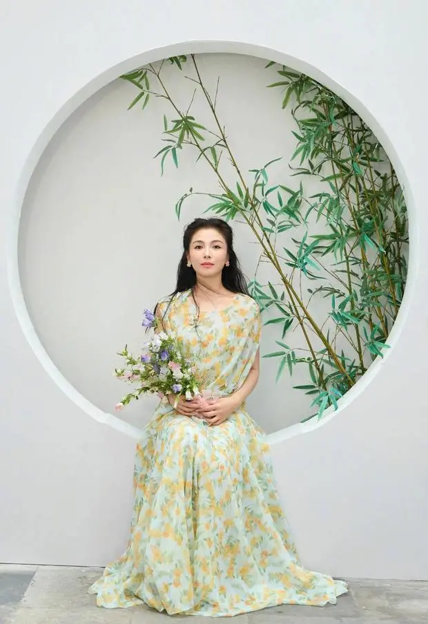 刘涛手捧鲜花，美丽动人。