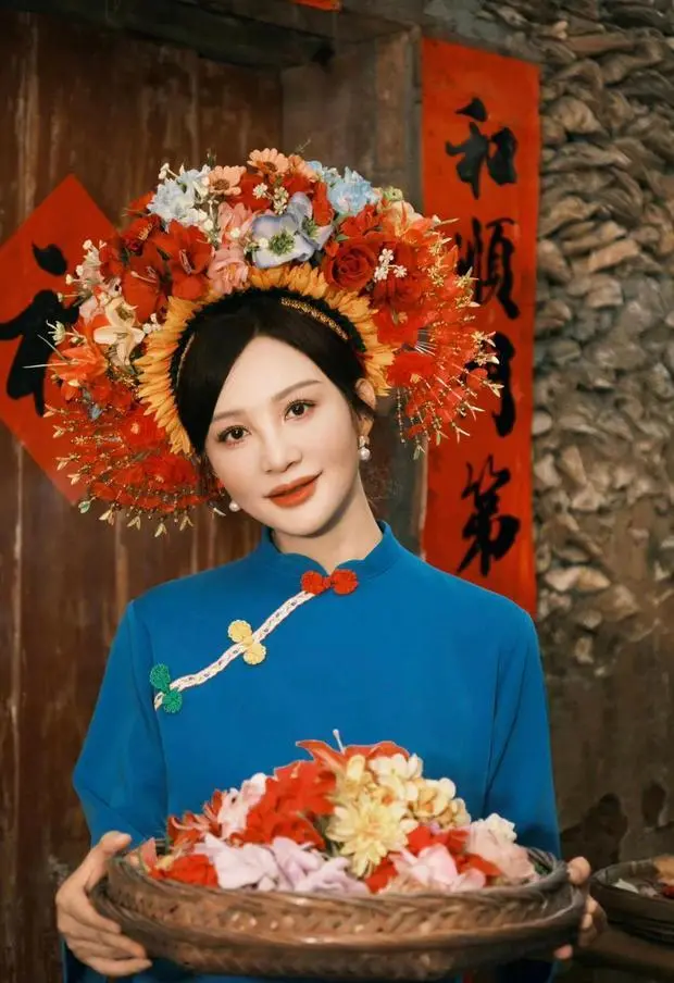 陶红端庄温婉。