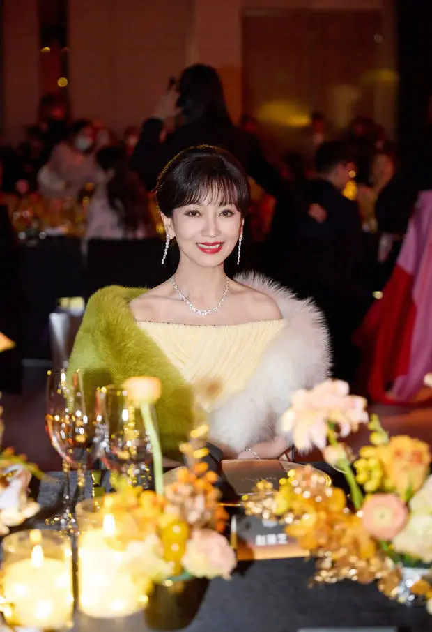 赵雅芝面露温婉笑容，魅力十足！