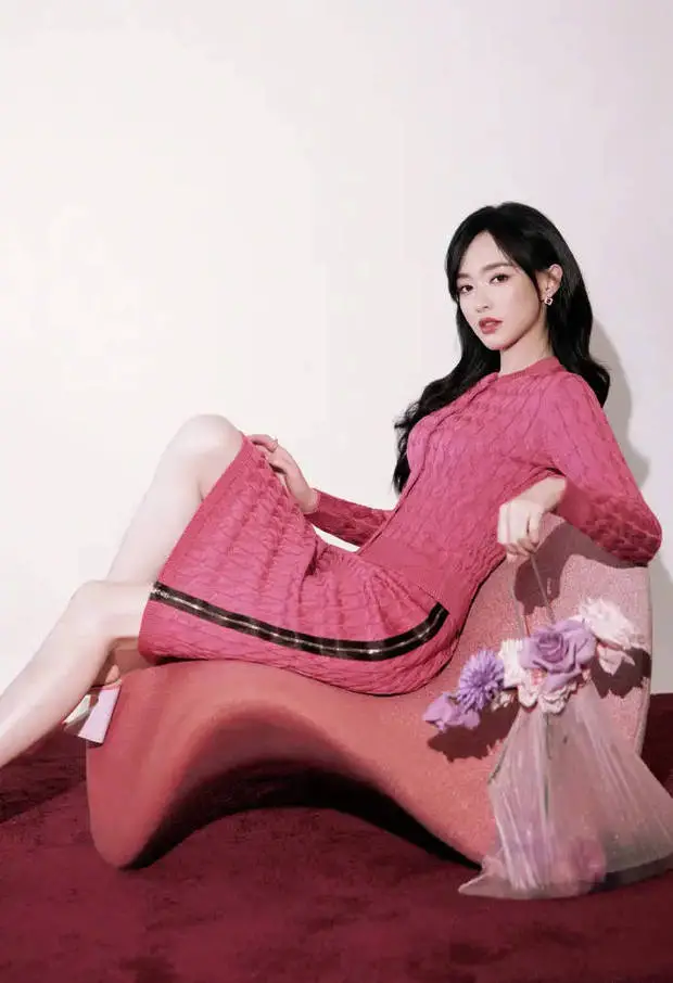 搜狐娱乐讯 近日，唐嫣在上海出席某活动，她以一身高饱和度玫粉色针织套裙惊艳亮相，状态看起来非常好，完全看不出来42岁了。