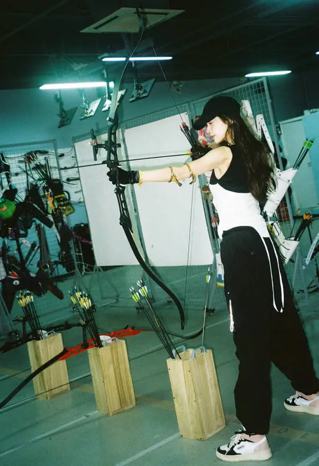 娜扎又酷又飒。