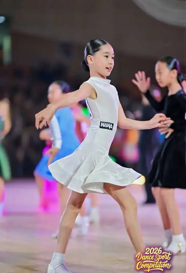 赵文卓女儿获拉丁舞比赛冠军。