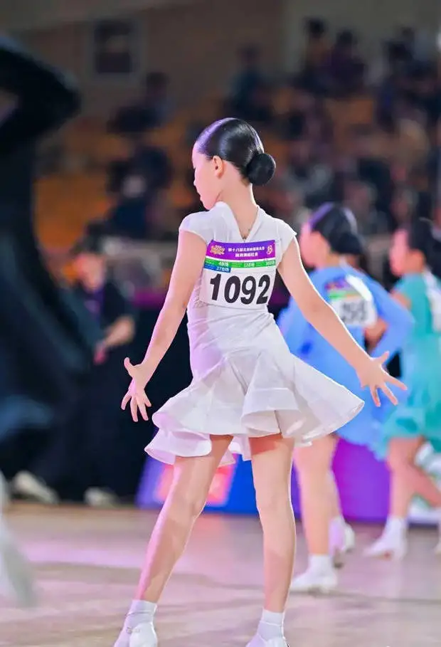 赵文卓发文称：&ldquo;老父亲太开心了：今天陪&lsquo;月亮女神&rsquo;参加了北京市拉丁舞比赛，恭喜小女儿赵子月取得了9岁组冠军。&rdquo;