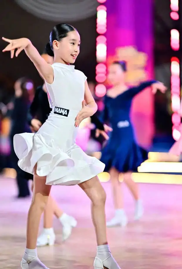 赵文卓女儿在舞台上自信灵动的样子太有魅力了！