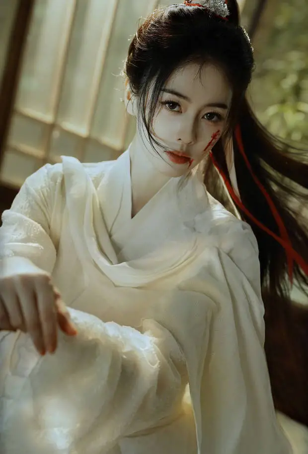 搜狐娱乐讯 3日，白鹿在社交平台分享了一组美图。图中，她身着白色侠女古装，眼神锐利，尽显清冷又飒爽的侠气。