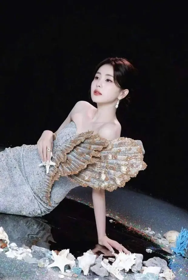 白鹿手持海星氛围浪漫。