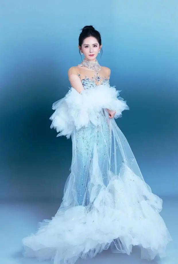 谢娜轻纱漫舞，蓝裙流光溢彩。