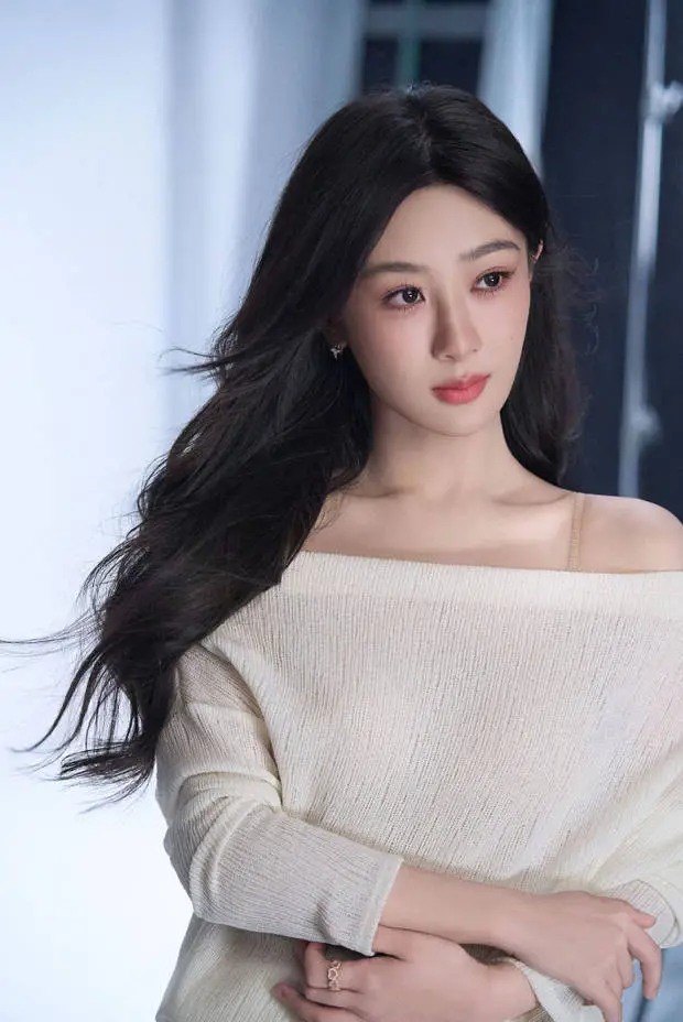 杨紫穿露肩针织衫显随性。