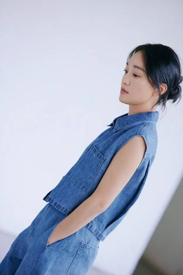 周迅穿牛仔套装十分靓丽减龄。