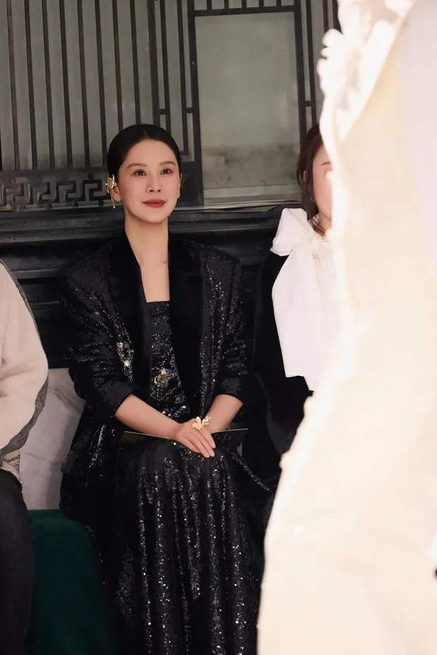 海清端坐观礼，神情从容温婉。