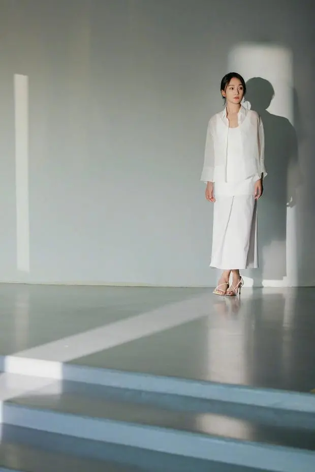 周迅一袭白衣清新淡雅。