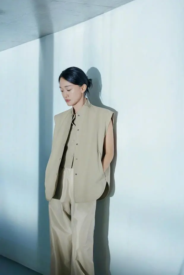 周迅一身优雅穿搭超显好气质。