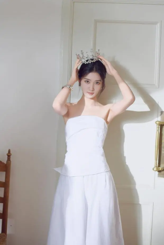 卢昱晓调整皇冠，贵气感十足。