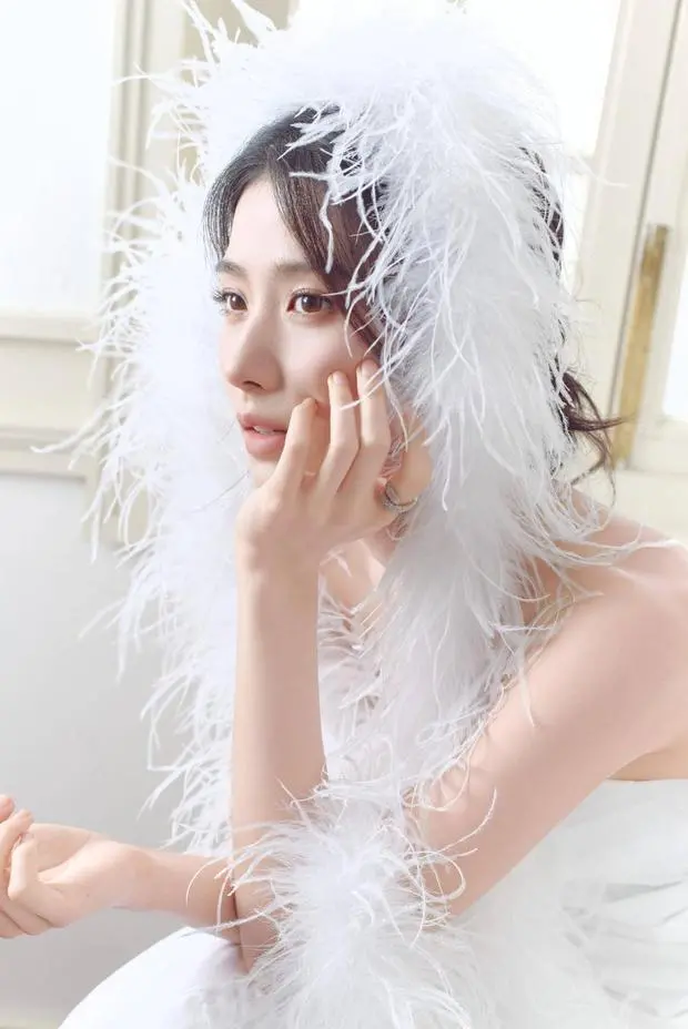 卢昱晓托腮特写，气质清冷优雅。