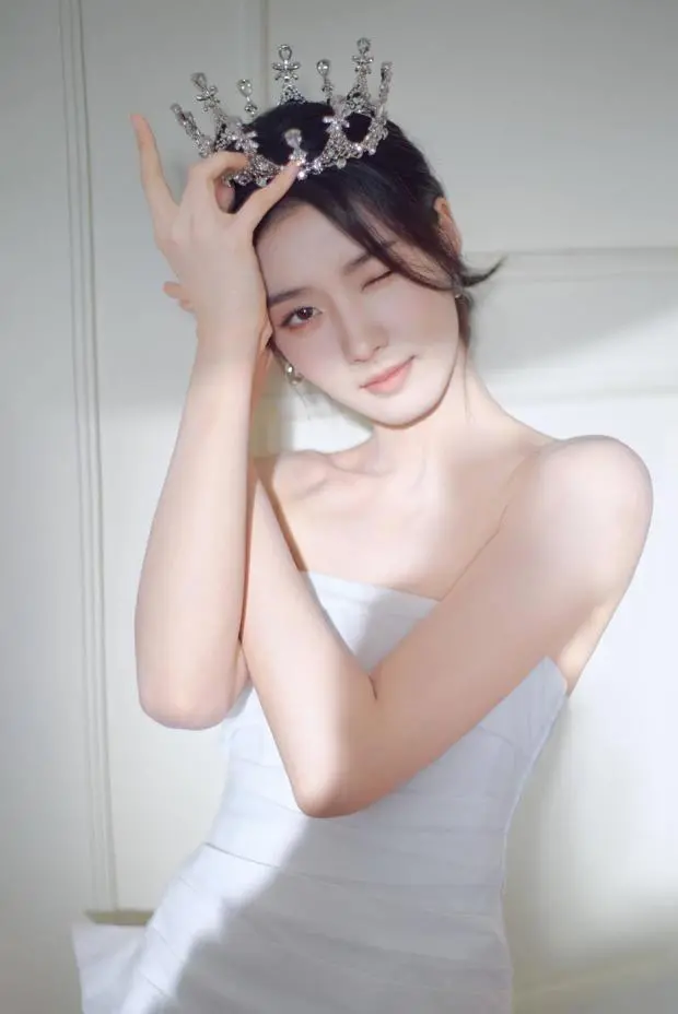 卢昱晓扶皇冠wink，俏皮可爱。