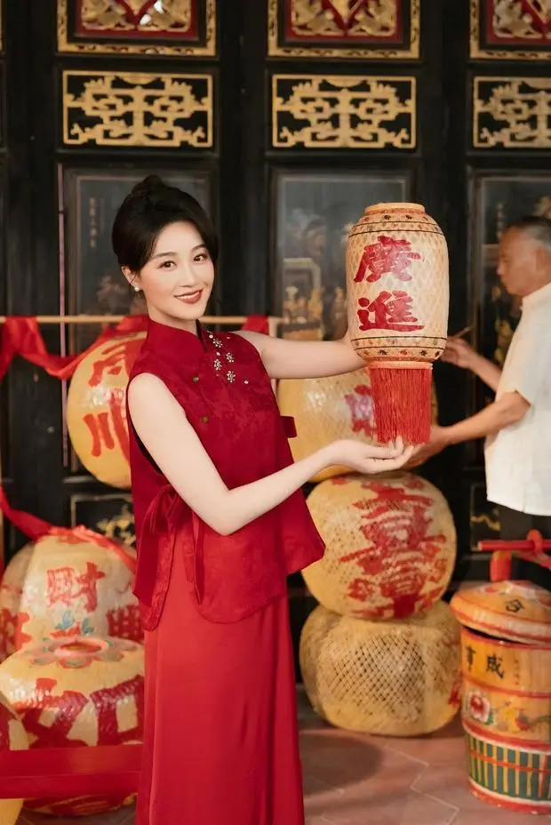 蓝盈莹笑容明媚，十分养眼。