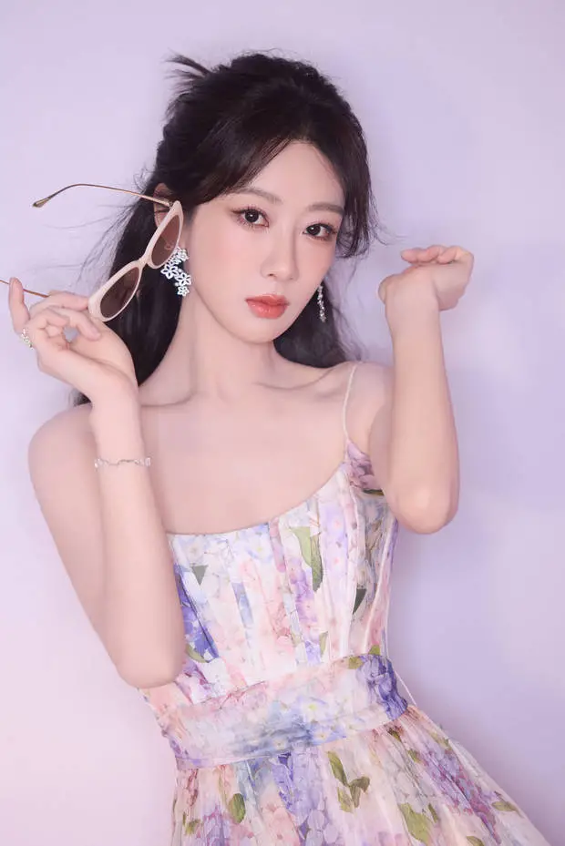 杨紫穿碎花吊带裙清纯明媚 表情灵动可爱封面图