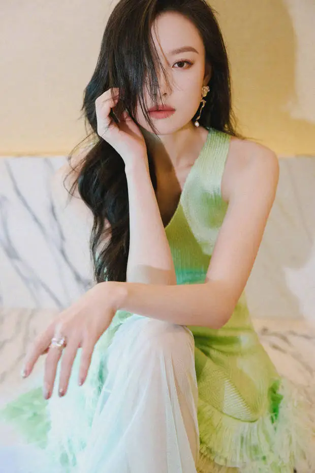 倪妮绿色纱裙手抚芍药花古色生香