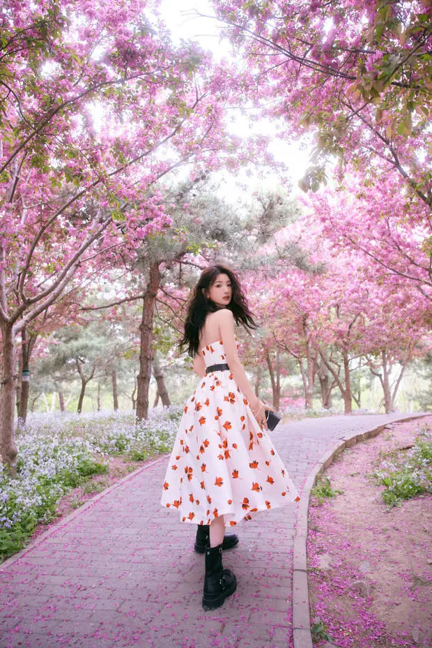 毛晓彤在公园漫步，十分悠闲惬意。