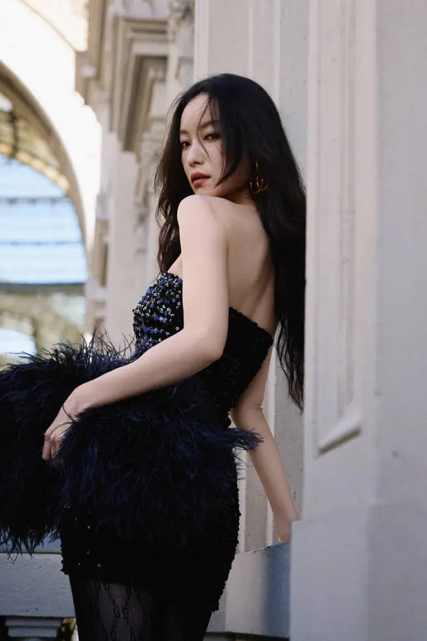 倪妮回眸，美背吸睛。