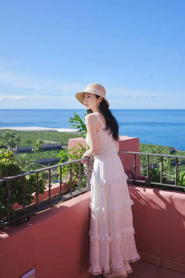 景甜欣赏美景，状态惬意。