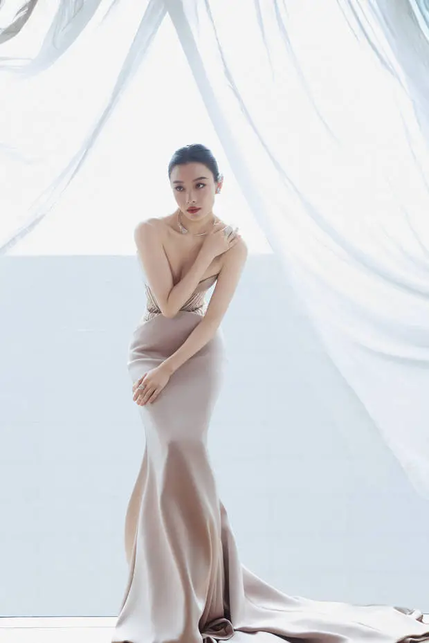 倪妮前凸后翘。