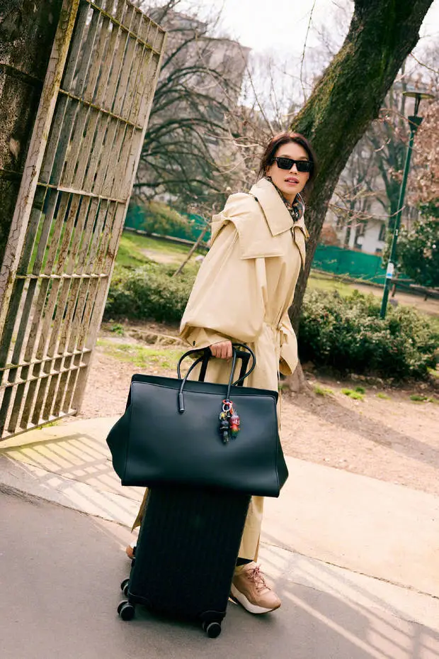 搜狐娱乐讯 近日，舒淇一组米兰街拍曝光。她穿卡其色风衣，拎黑包，随性又飒爽，尽显松弛时髦感。