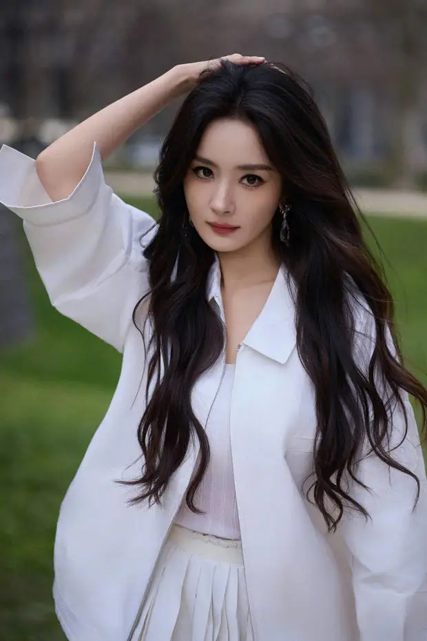 杨幂散发成熟美。