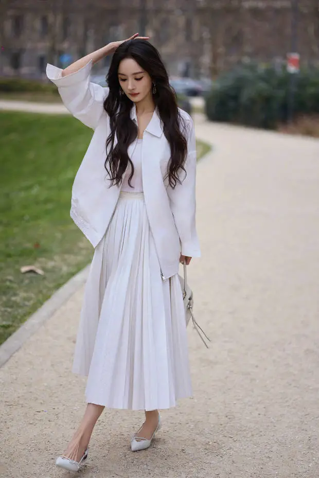 搜狐娱乐讯 2月26日，杨幂一袭白裙现身米兰时装周，照片里的她长发微卷，散发浓浓的浪漫风情。