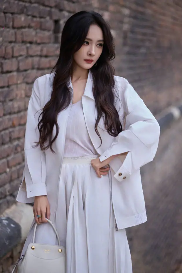 杨幂随性摆出各种姿势。