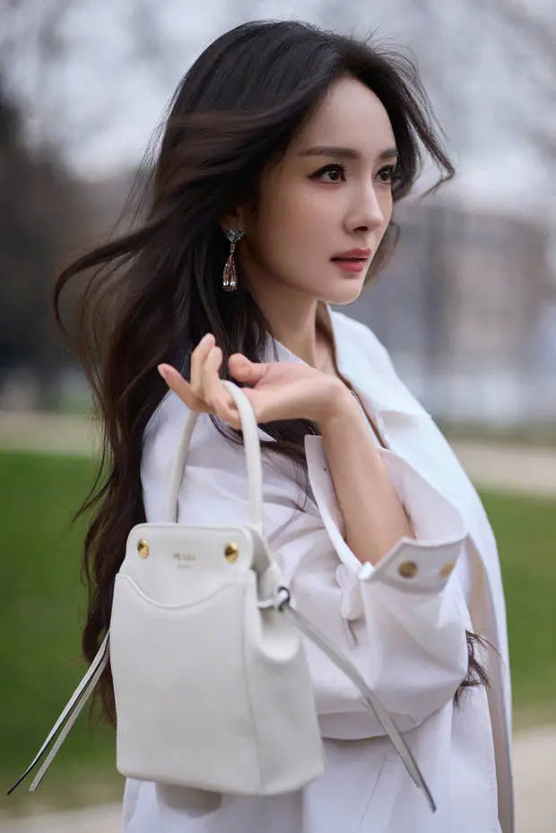 杨幂潇洒自由。