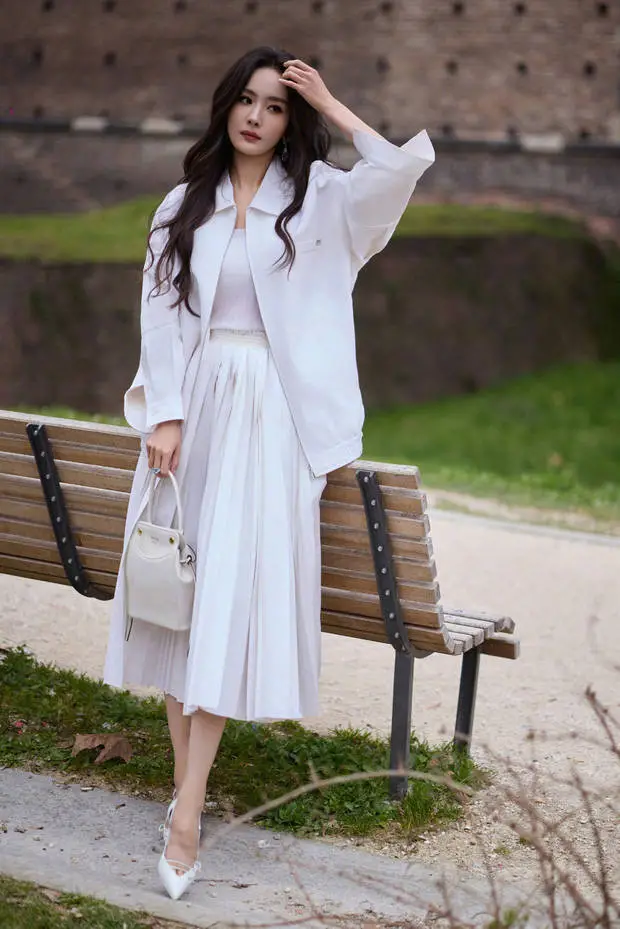 杨幂大方温柔。