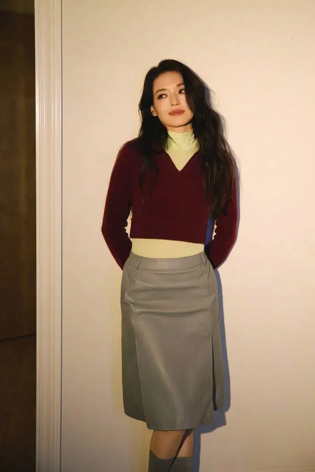 舒淇在暖光墙前侧头凝望，尽显温柔又复古的气质。